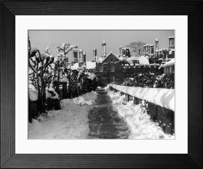 Framed Print : Hampton Court in Snow Framed Print : Hampton Court in Snow
