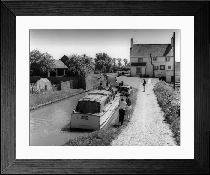 Framed Print : Oxford Canal Motor Boat Framed Print : Oxford Canal Motor Boat