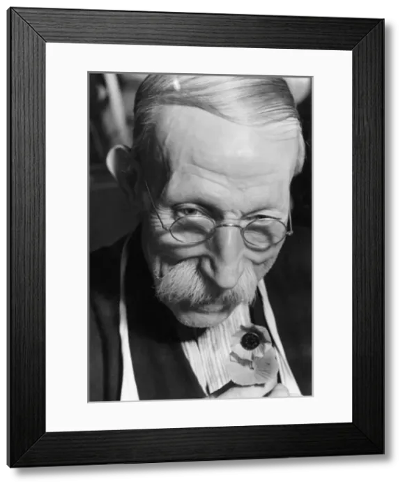 Framed Print : Making Remembrance Poppy Framed Print : Making Remembrance Poppy