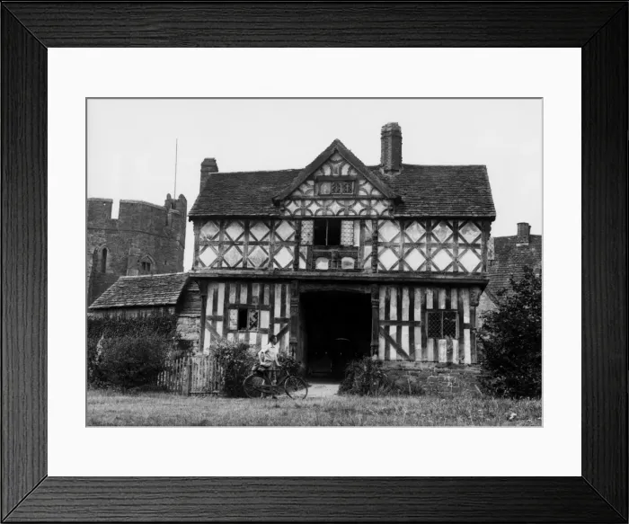 Framed Print : Elizabethan Gatehouse Framed Print : Elizabethan Gatehouse