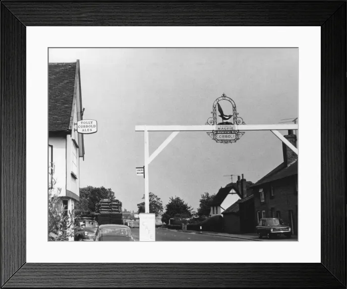 Framed Print : THE MAGPIE INN PUB Framed Print : THE MAGPIE INN PUB