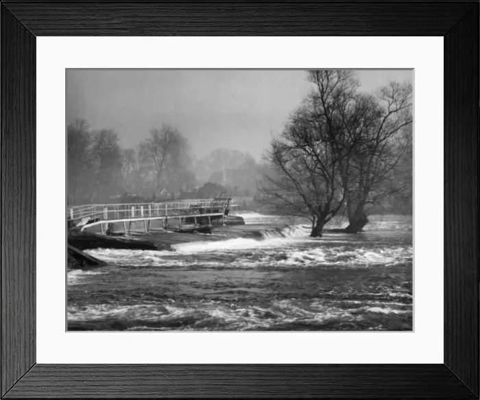 Framed Print : Pangbourne Weir Framed Print : Pangbourne Weir