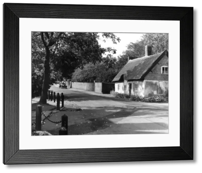 Framed Print : English Thatched Cottage Framed Print : English Thatched Cottage