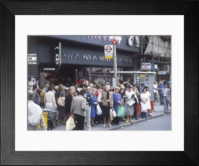 Framed Print : London Bus Queue Framed Print : London Bus Queue