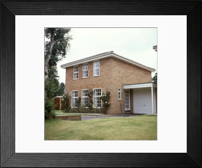 Framed Print : MODERN DETACHED HOUSE Framed Print : MODERN DETACHED HOUSE