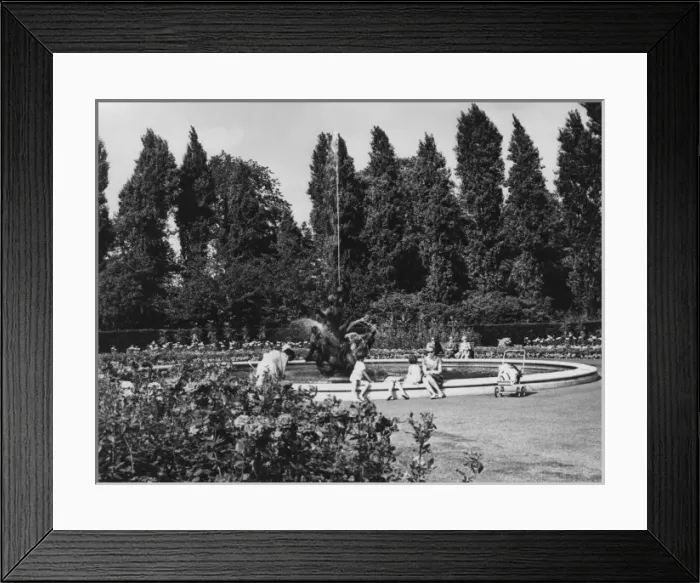 Framed Print : Regents Park Fountain Framed Print : Regents Park Fountain