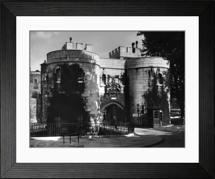 Framed Print : Middle Tower of London Framed Print : Middle Tower of London