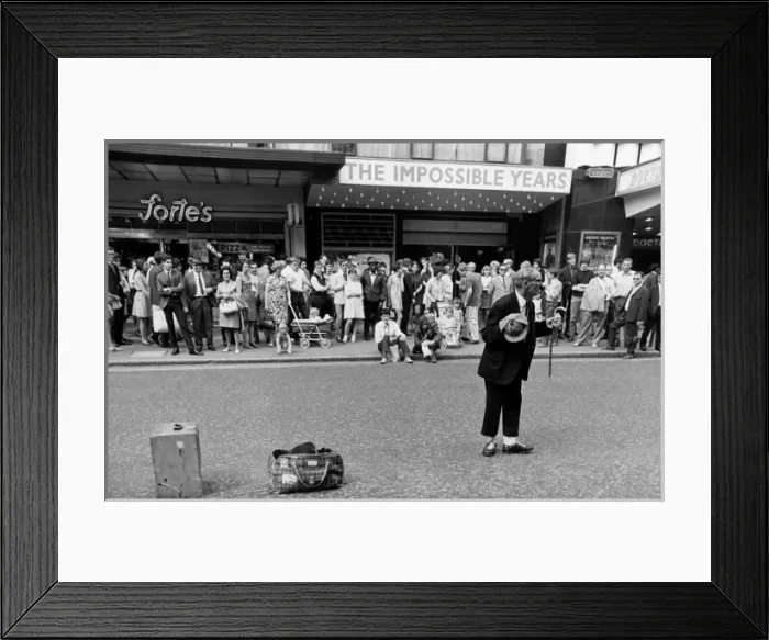 Framed Print : Street Entertainer