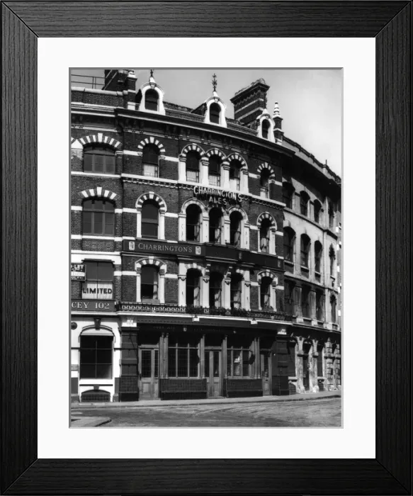 Framed Print : London Pub / The Castle Framed Print : London Pub / The Castle