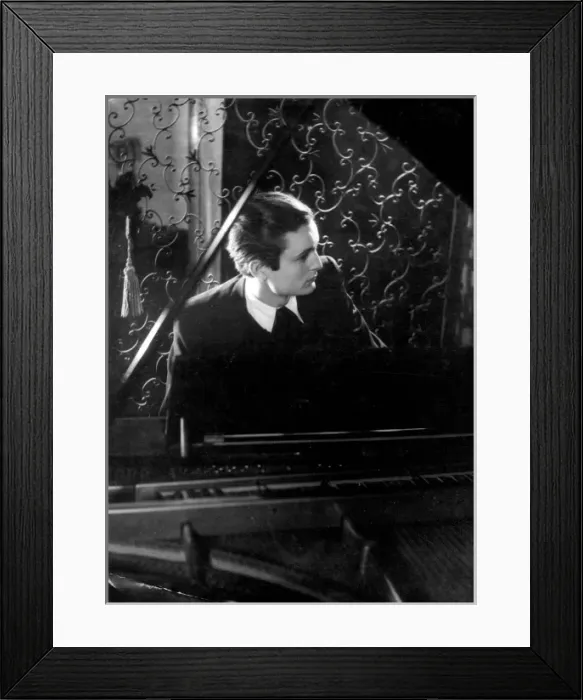 Framed Print : Sombre Pianist Framed Print : Sombre Pianist