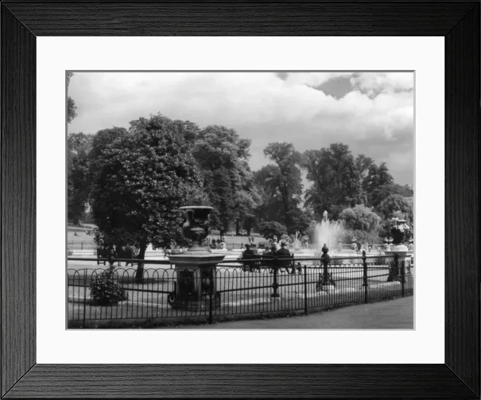Framed Print : Kensington Gardens Framed Print : Kensington Gardens
