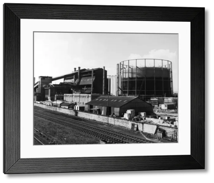 Framed Print : GAS WORKS. A gasometer and gas works beside a railway line, Britain. Date: 1960s Framed Print : GAS WORKS. A gasometer and gas works beside a railway line, Britain. Date: 1960s