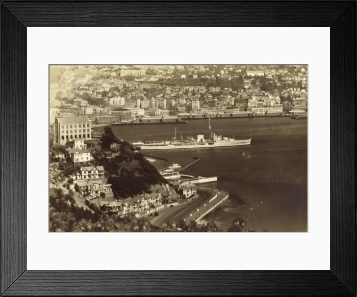 Framed Print : New Zealand - Wellington Harbour from Oriental Bay Framed Print : New Zealand - Wellington Harbour from Oriental Bay
