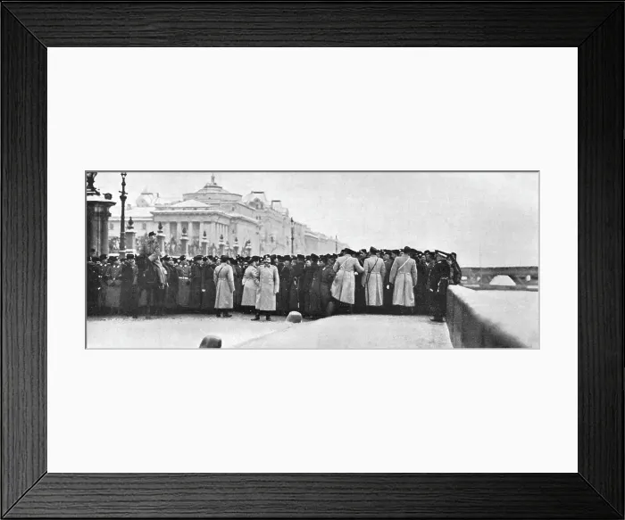 Framed Print : The cordon of troops at the Winter Palace on Red Sunday Framed Print : The cordon of troops at the Winter Palace on Red Sunday