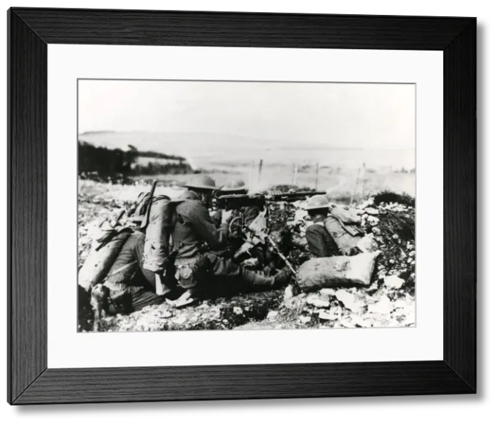 Framed Print : American soldiers in action with Hotchkiss gun, WW1 Framed Print : American soldiers in action with Hotchkiss gun, WW1