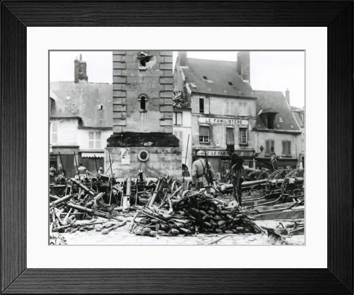 Framed Print : Captured weapons in Villers-Cotterets, France, WW1 Framed Print : Captured weapons in Villers-Cotterets, France, WW1