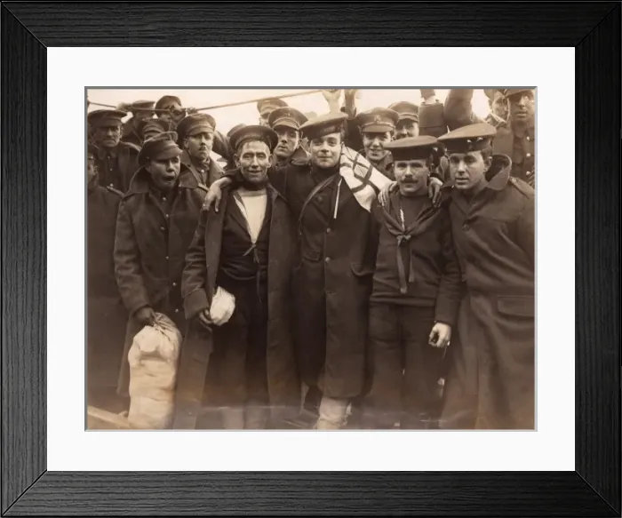 Framed Print : British prisoners of war arriving at Hull from Germany, WW1 Framed Print : British prisoners of war arriving at Hull from Germany, WW1