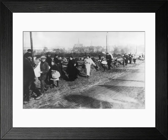 Framed Print : Civilians fleeing Nieuport, Belgium, WW1 Framed Print : Civilians fleeing Nieuport, Belgium, WW1