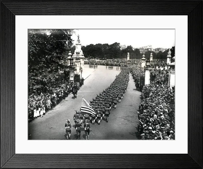 Framed Print : American troops marching through London, WW1 Framed Print : American troops marching through London, WW1