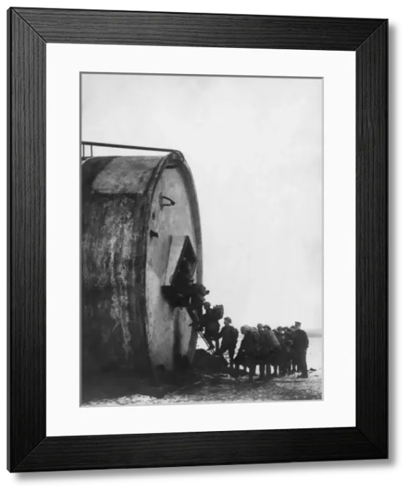 Framed Print : Allied soldiers climbing a ladder, WW1 Framed Print : Allied soldiers climbing a ladder, WW1