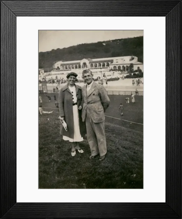 Framed Print : Couple on holiday in Scarborough, Yorkshire Framed Print : Couple on holiday in Scarborough, Yorkshire
