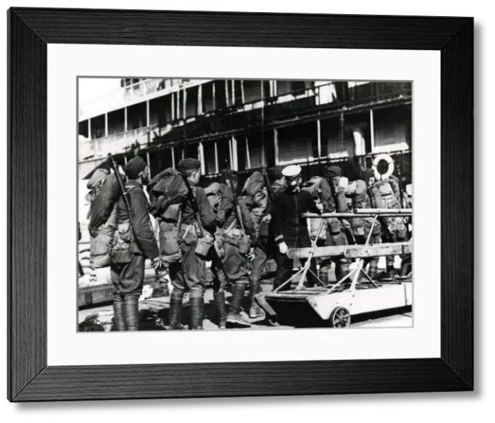 Framed Print : American troops boarding USS Charles, Southampton, WW1 Framed Print : American troops boarding USS Charles, Southampton, WW1
