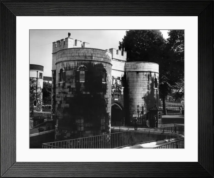 Framed Print : Middle Tower of London Framed Print : Middle Tower of London
