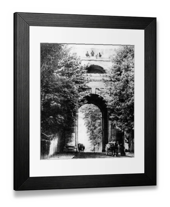 Framed Print : Highgate Archway Framed Print : Highgate Archway