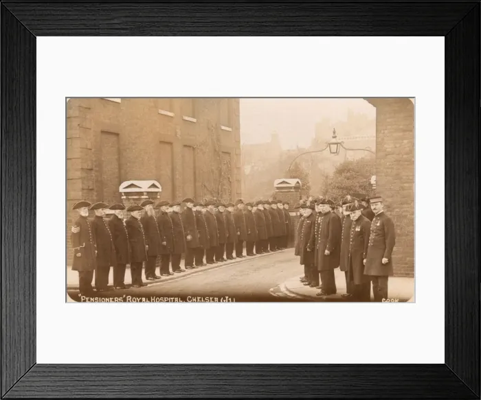 Framed Print : Pensioners Royal Hospital, Chelsea, London Framed Print : Pensioners Royal Hospital, Chelsea, London