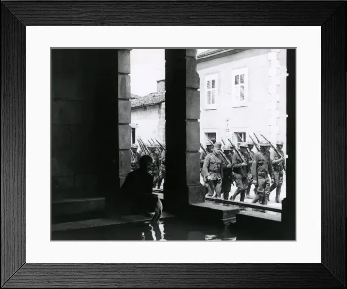 Framed Print : American troops marching to Chateau Thierry, France, WW1 Framed Print : American troops marching to Chateau Thierry, France, WW1