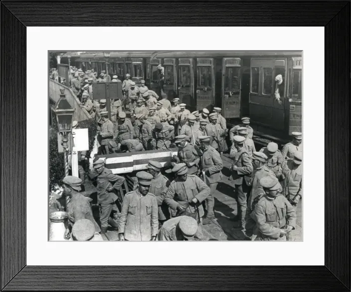 Framed Print : Portuguese soldiers disembarking from train, WW1 Framed Print : Portuguese soldiers disembarking from train, WW1