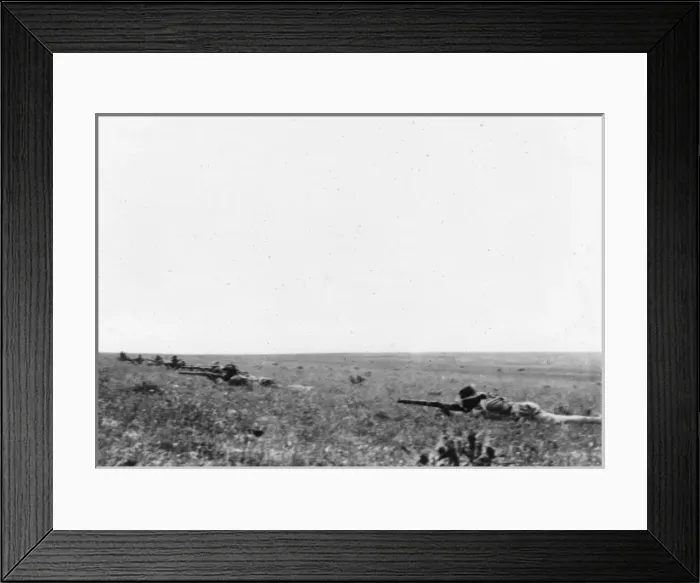 Framed Print : Australian troops in action on the battlefield, WW1 Framed Print : Australian troops in action on the battlefield, WW1