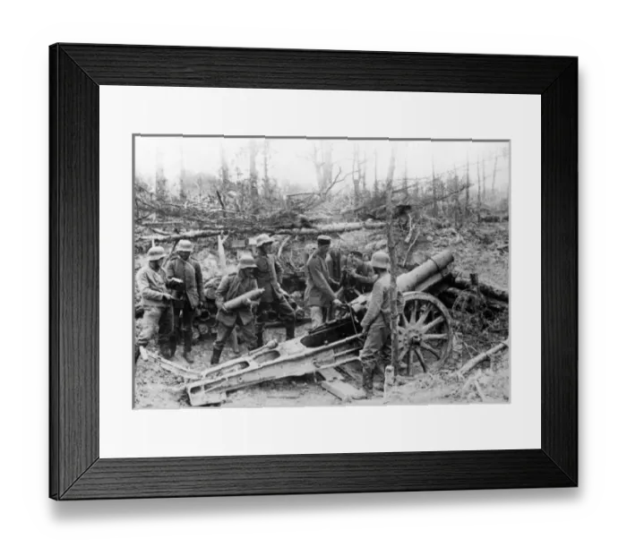 Framed Print : German gunners with 15cm howitzer, France, WW1 Framed Print : German gunners with 15cm howitzer, France, WW1