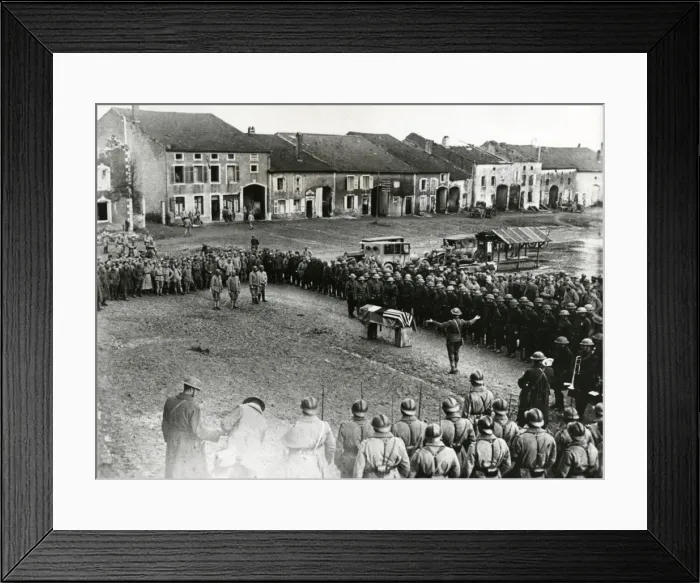 Framed Print : French and American soldiers at a military funeral, WW1 Framed Print : French and American soldiers at a military funeral, WW1