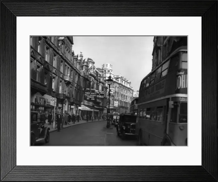 Framed Print : Lyric and Apollo theatres on Shaftesbury Avenue Framed Print : Lyric and Apollo theatres on Shaftesbury Avenue