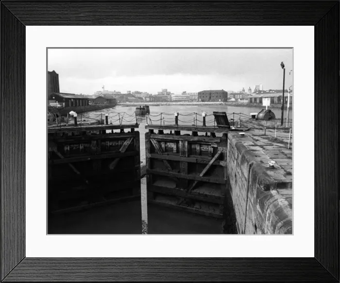 Framed Print : HULL LOCK. Lock gates at Hull, Humberside, Yorkshire, England. Date: early 1980s Framed Print : HULL LOCK. Lock gates at Hull, Humberside, Yorkshire, England. Date: early 1980s