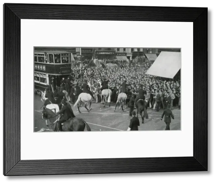 Framed Print : Cable Street demonstration 1936 Framed Print : Cable Street demonstration 1936