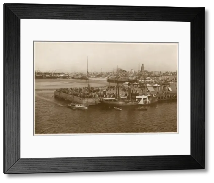 Framed Print : Quayside - Montevideo, Uruguay Framed Print : Quayside - Montevideo, Uruguay