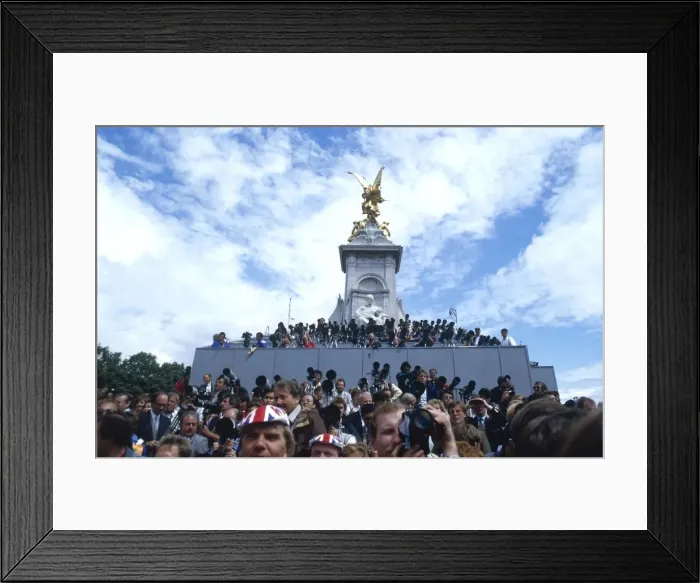 Framed Print : Royal Wedding 1986 - crowds outside Buckingham Palace Framed Print : Royal Wedding 1986 - crowds outside Buckingham Palace