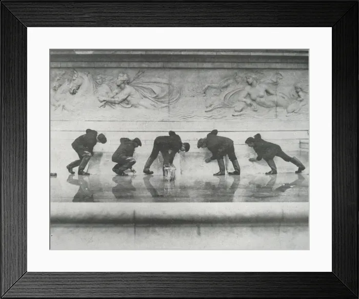 Framed Print : Preparing for the Unveiling of the Victoria Memorial Framed Print : Preparing for the Unveiling of the Victoria Memorial