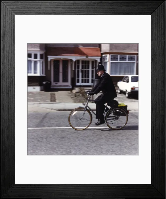 Framed Print : Metropolitan Police officer on his bicycle Framed Print : Metropolitan Police officer on his bicycle