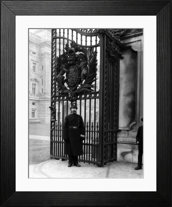 Framed Print : Policeman on duty outside Buckingham Palace, London Framed Print : Policeman on duty outside Buckingham Palace, London