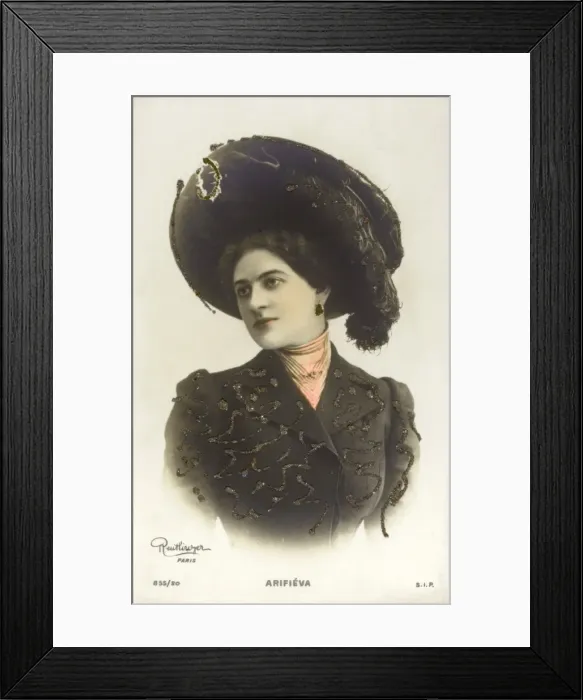 Framed Print : Glamorous lady - Paris Style Framed Print : Glamorous lady - Paris Style