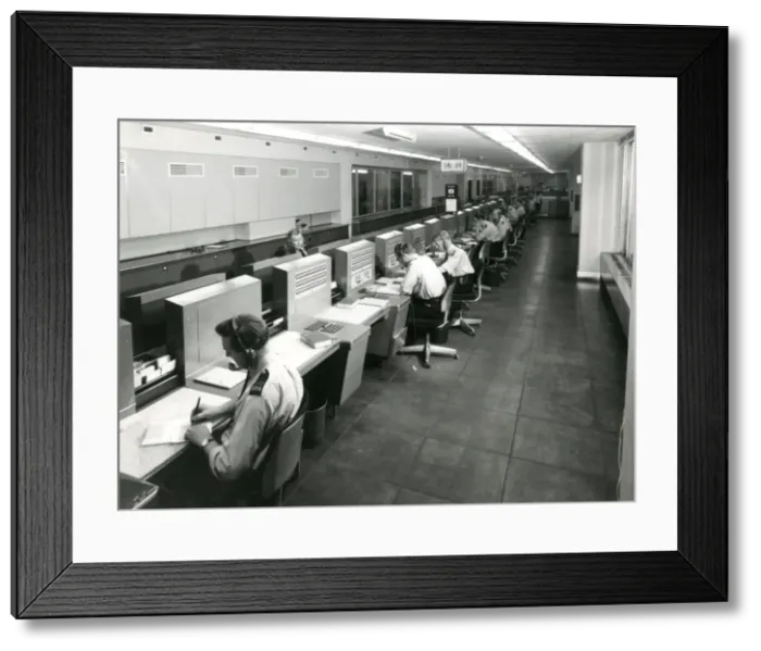 Framed Print : Metropolitan Police communications room, London Framed Print : Metropolitan Police communications room, London