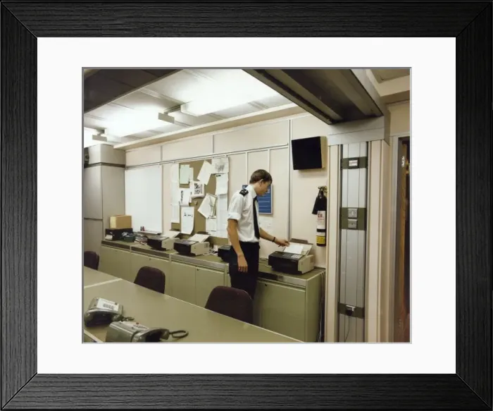 Framed Print : Metropolitan Police communications room, London Framed Print : Metropolitan Police communications room, London
