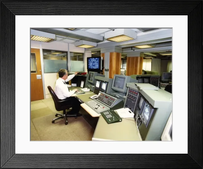 Framed Print : Metropolitan Police operations room, London Framed Print : Metropolitan Police operations room, London