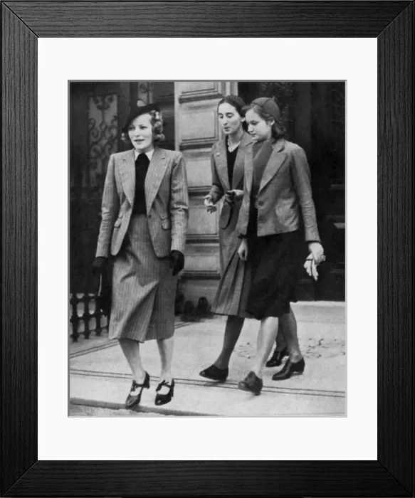 Framed Print : Polish presidents daughters arrive as exiles in London, 1939 Framed Print : Polish presidents daughters arrive as exiles in London, 1939
