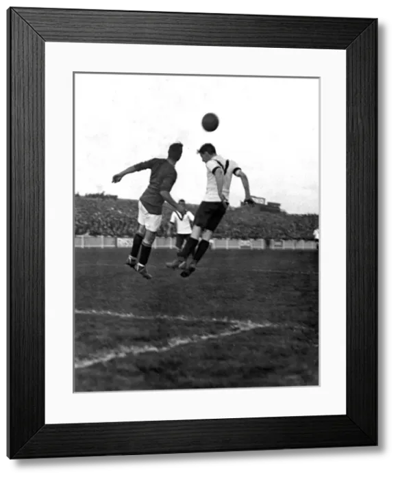 Framed Print : Chelsea versus Clapton Orient football match Framed Print : Chelsea versus Clapton Orient football match
