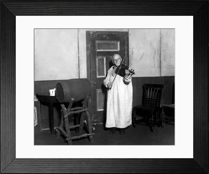 Framed Print : Fiddler in Thomas Hardy Drama Festival, Dorchester Framed Print : Fiddler in Thomas Hardy Drama Festival, Dorchester
