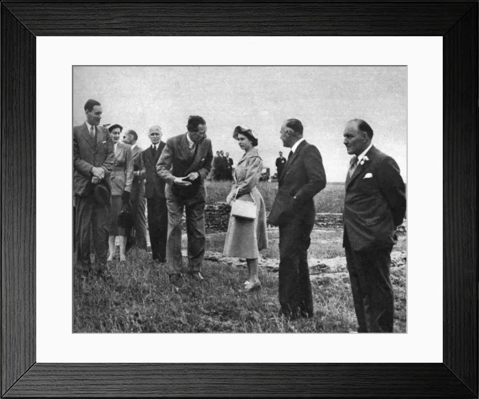 Framed Print : Queen Elizabeth on the summit of Maiden Castle, 1952 Framed Print : Queen Elizabeth on the summit of Maiden Castle, 1952